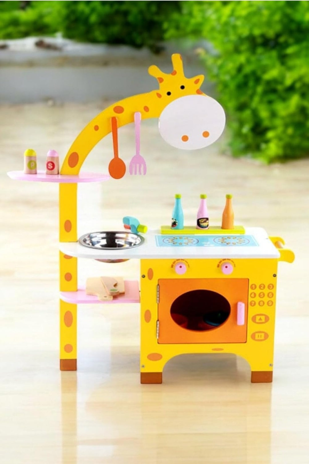 Giraffe kitchen